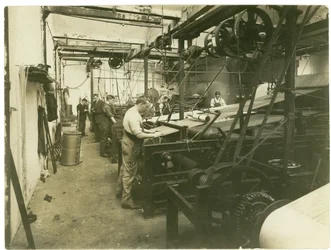 Salle de faisceau dans une usine de tapis, 1923